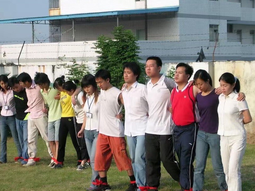 历史影像:团队成员参加户外协作活动