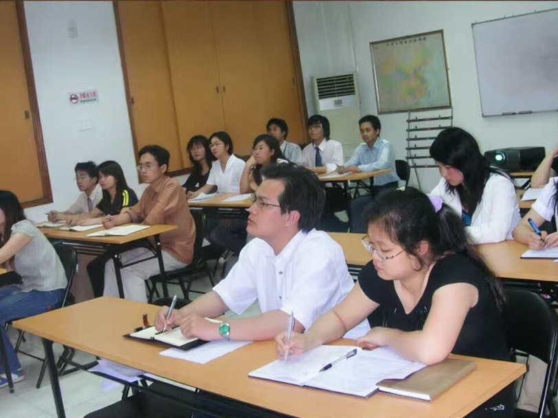 历史影像:团队成员参加业务培训